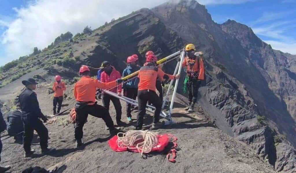 Evakuasi Pendaki Brasil di Rinjani Tertunda Akibat Cuaca Buruk