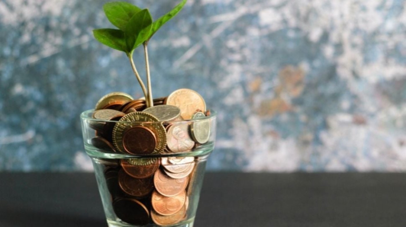 Investasi vs Menabung: Kenapa Hanya Menabung Tidak Cukup di Era Modern?