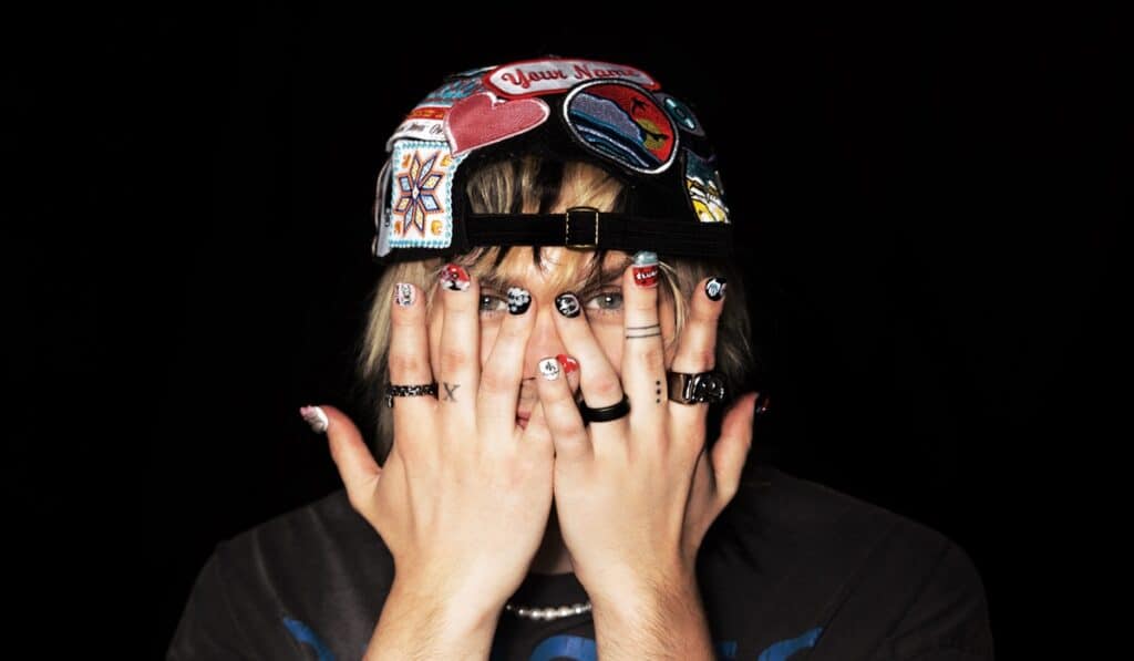 Michael Clifford Rilis Album Solo Perdana, "Sidequest", Menarik Perhatian Fans