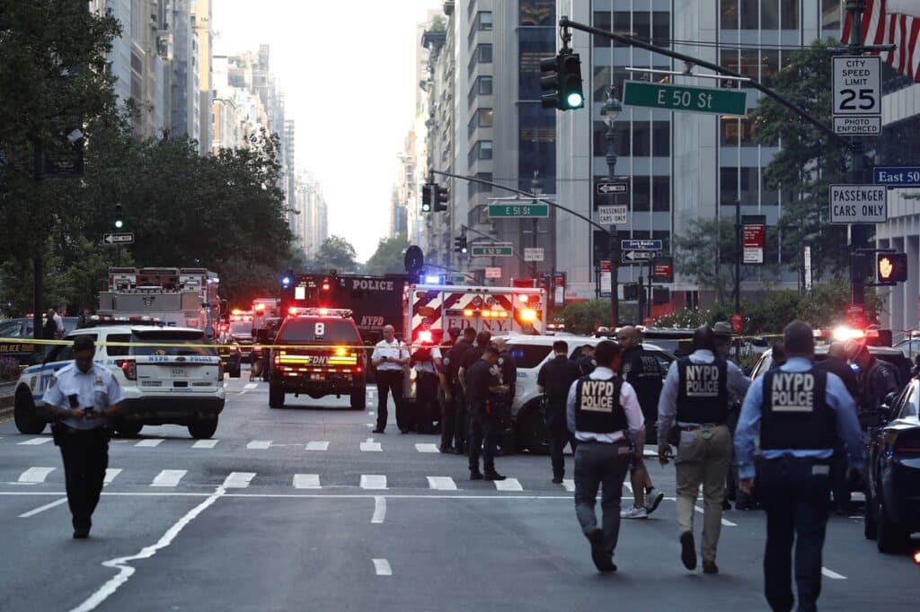 Penembakan di Manhattan: Pelaku Tewas, 6 Korban Termasuk Polisi