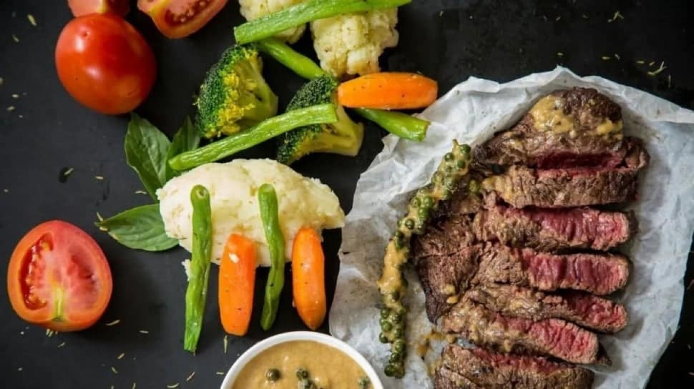 7 Mitos Protein: Benarkah Lansia Dilarang Konsumsi Banyak Protein?