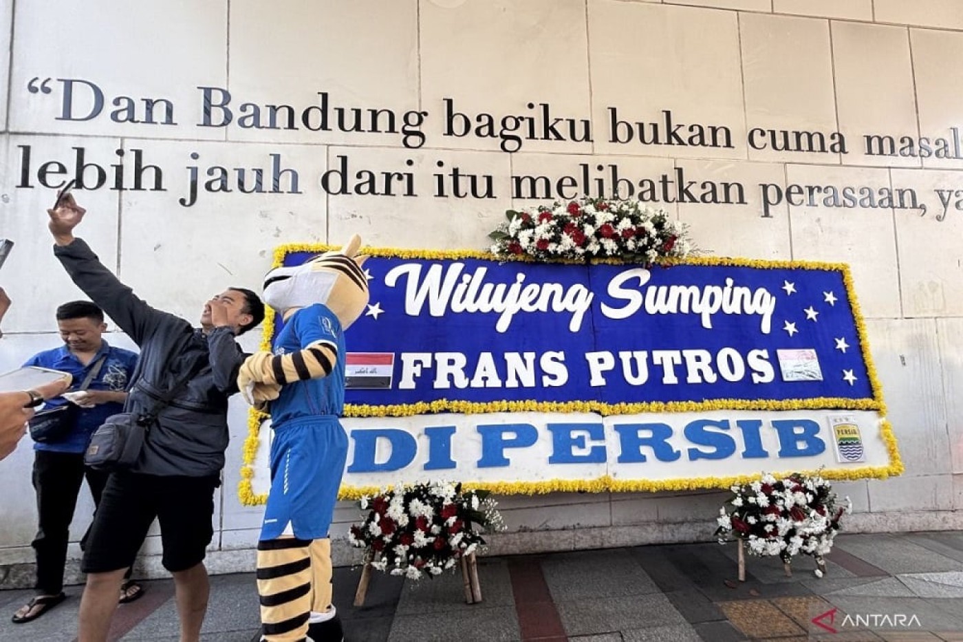 Persib Perkenalkan Pemain Baru dengan Cara Unik Lewat Karangan Bunga