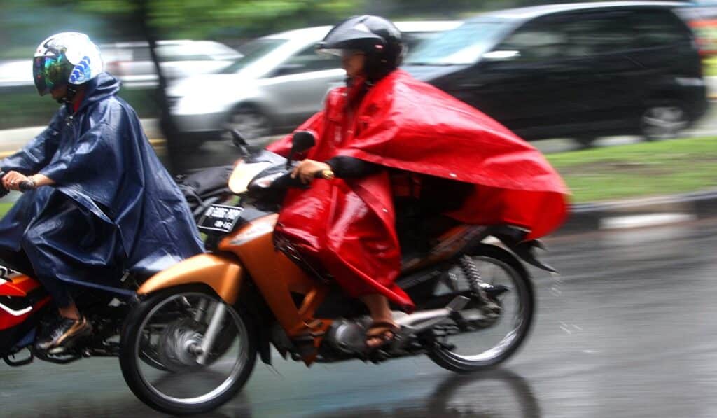 Jangan Gunakan Jas Hujan Ponco Saat Bersepeda Motor, Ini Alasannya