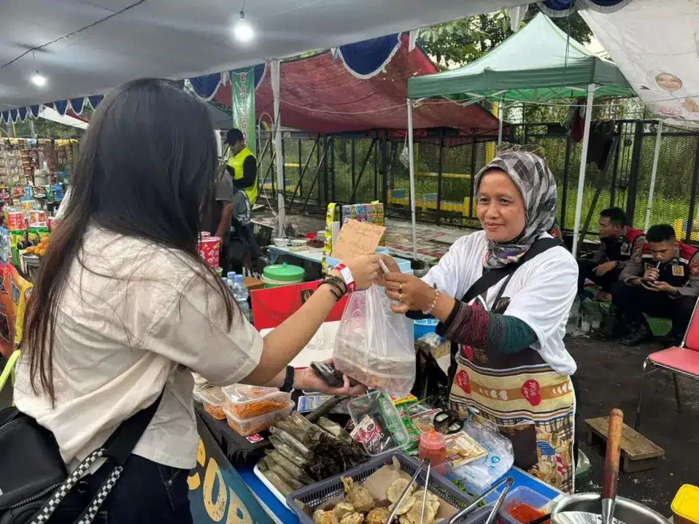 PNM Fasilitasi 50 Nasabah Mekaar Jualan di Stadion, Raih Untung Berlipat <p><strong>PNM Fasilitasi 50 Nasabah Mekaar Jualan di Stadion, Raih Untung Berlipat</strong></p>