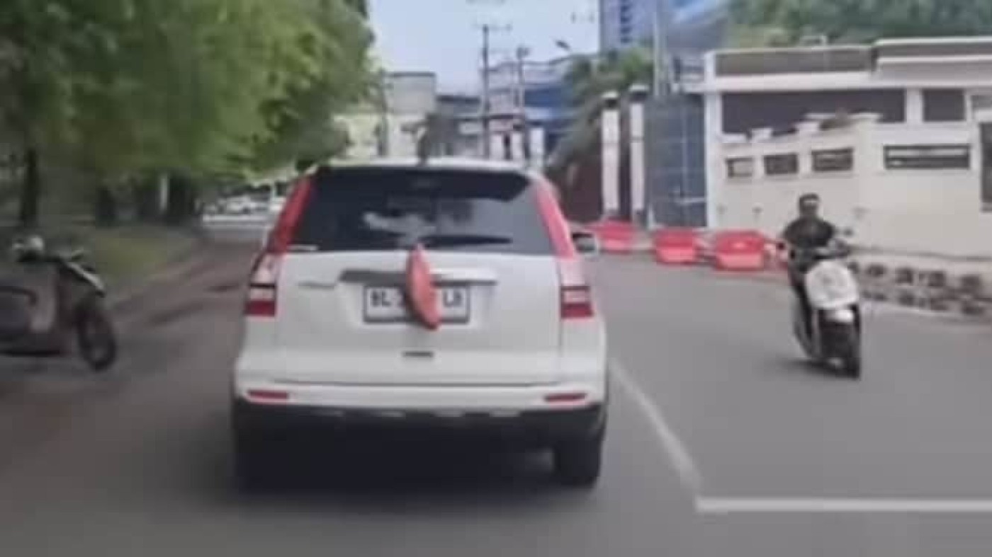 Viral! Kantong Merah Gantung di Belakang Mobil, Warganet Terkecoh Isinya