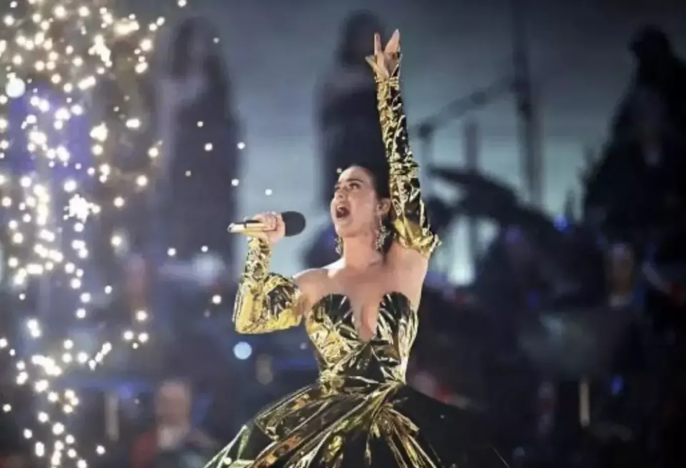Duh! Katy Perry Nyaris Jatuh dari Panggung Saat Konser di Jakarta