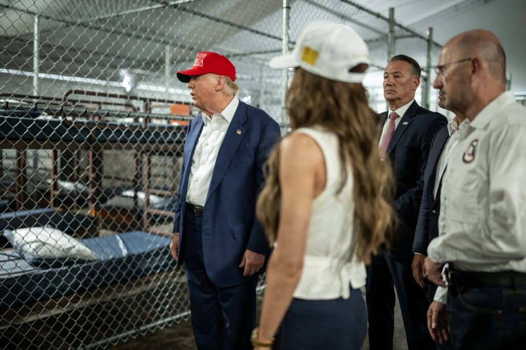 Trump dan DeSantis Resmikan Pusat Penahanan Imigran Alligator Alcatraz di Everglades