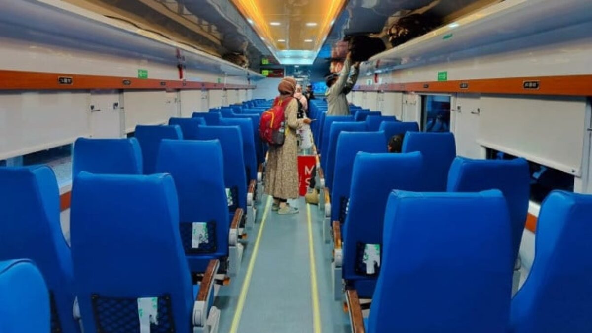 Kereta Ekonomi Premium vs New Generation: Perbandingan Fitur dan Harga Terbaru 2025