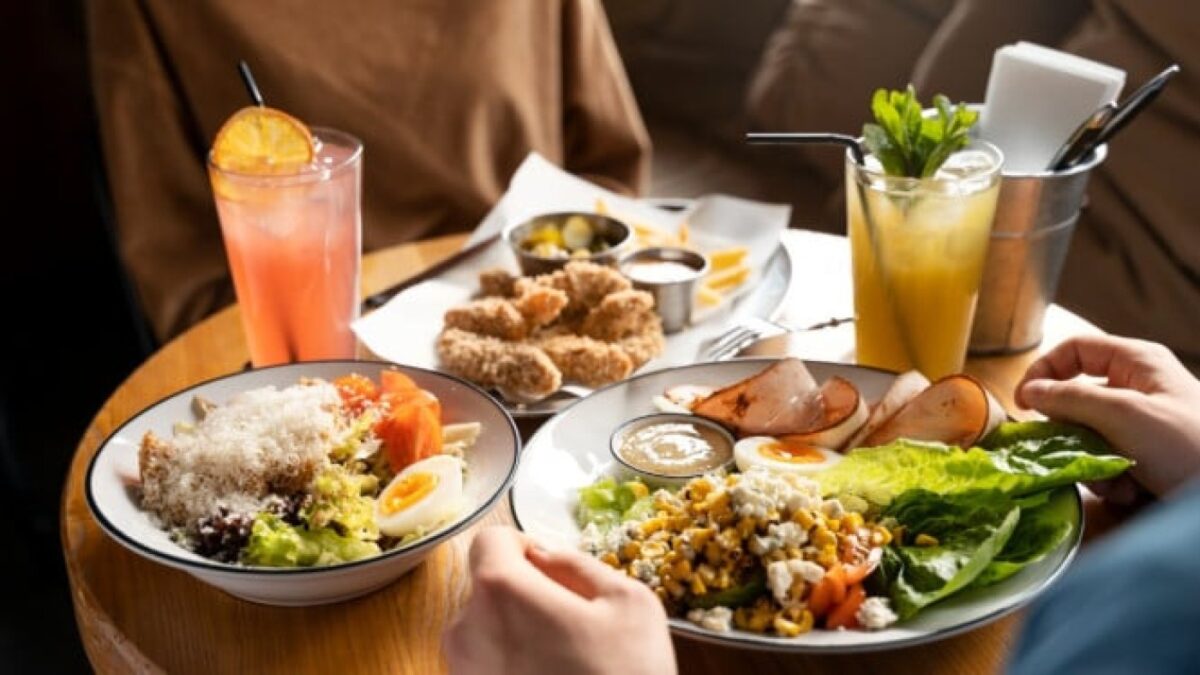 Makan Siang di Kantor Tanpa Takut Gemuk? Terapkan 5 Tips Sehat Ini!