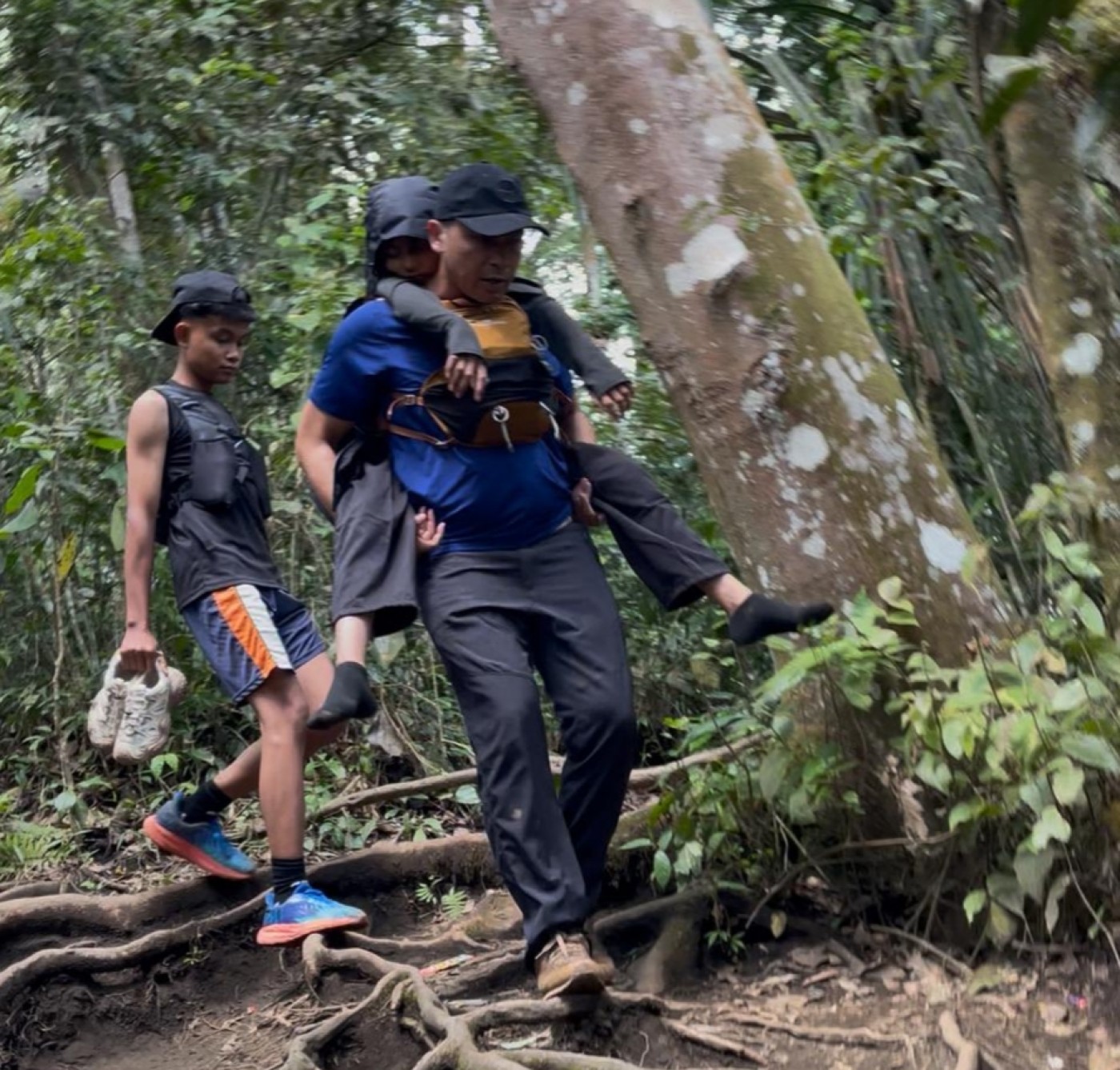 Polisi Evakuasi Pendaki Pingsan dan Hipotermia di Gunung Sagara Garut