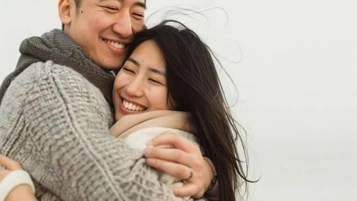 Tanda Pasangan Mencintaimu Lebih dari yang Kamu Sadari: Fakta dan Cara Mengenalinya