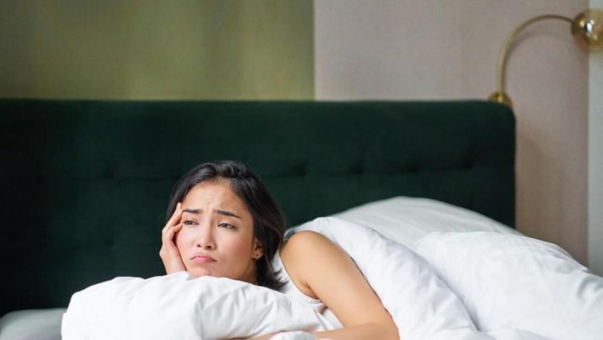Mengapa Perempuan Sering Sulit Tidur Malam? Ini Penjelasan Medis dan Solusinya