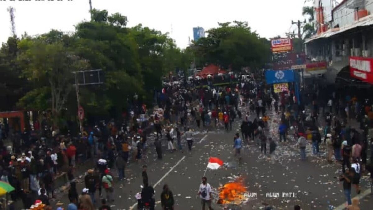 Demo Lengserkan Bupati Pati Sudewo Ricuh, Polisi Tembakkan Gas Air Mata