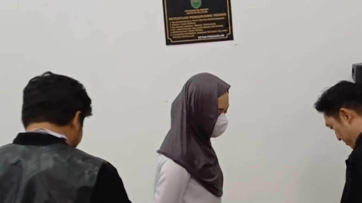 Air Mata di Sidang: Terdakwa Tolak Seret Nama Budi Arie dalam Kasus Kominfo