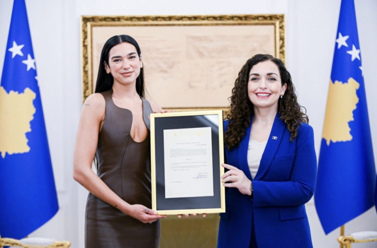 Dua Lipa Terima Kewarganegaraan Kosovo dari Presiden Vjosa Osmani