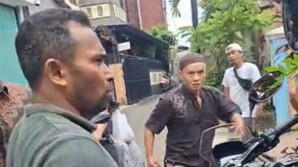 Liput Kasus Keracunan MBG, Jurnalis Dicekik Pekerja SPPG Dapur Umum Pasar Rebo