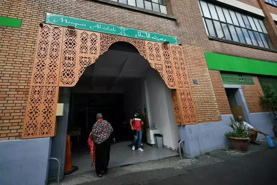 Pengirim Kepala Babi ke Masjid Prancis Ditangkap, Diduga Antek Intelijen