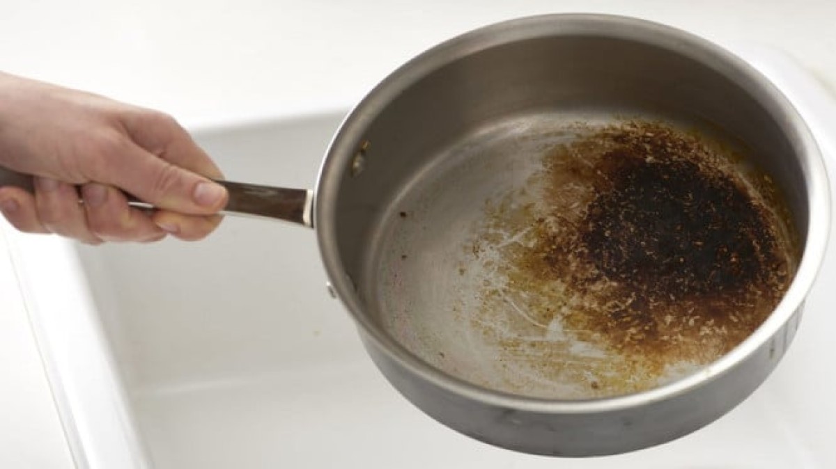 Rahasia Hilangkan Kerak Panci Gosong Pakai 3 Bahan Dapur, Panci Langsung Kinclong!