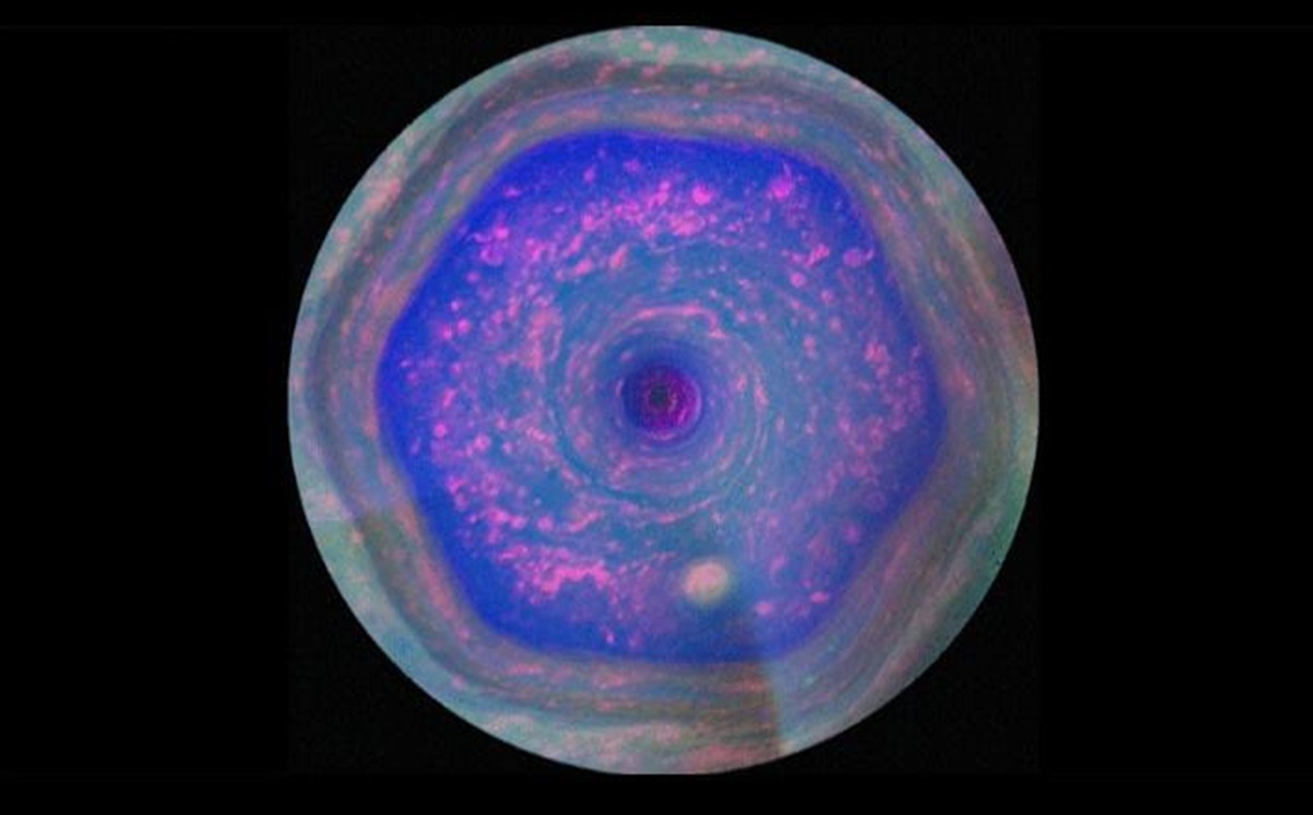 JWST Temukan Manik-Manik Gelap Misterius di Atas Badai Heksagonal Saturnus