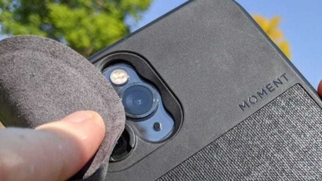 7 Cara Membersihkan Kamera HP yang Aman dan Tepat agar Hasil Foto Tetap Jernih dan Tajam