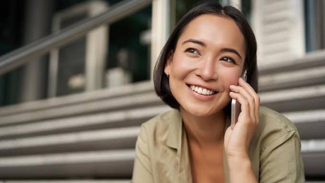 Ciri Perempuan Sedang Naksir tapi Pura-pura Cuek, Kenali Tanda-tandanya!