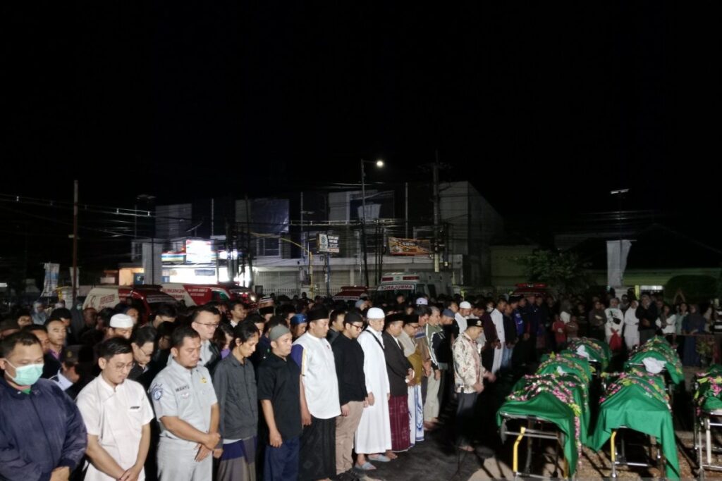Tangis Jember Iringi Pemakaman 7 Korban Kecelakaan Bromo, Haru Mendalam