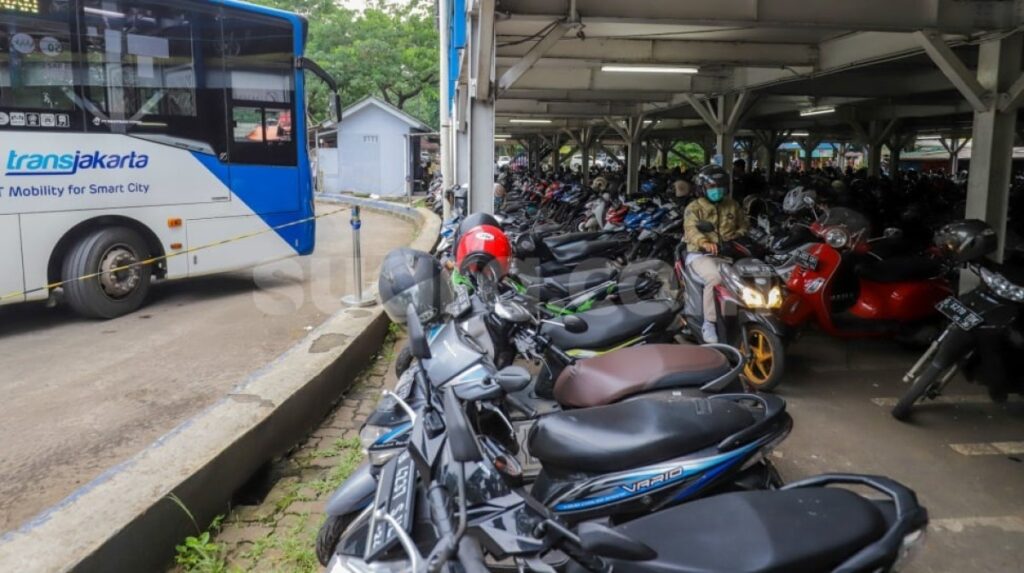 Gubernur DKI Jelaskan Alasan dan Dampak Wacana Kenaikan Tarif Parkir Mobil dan Motor 2025