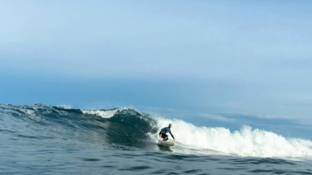 Menaklukkan Ombak Ekstrem: 5 Spot Surfing Terbaik di Indonesia untuk Para Peselancar Berani
