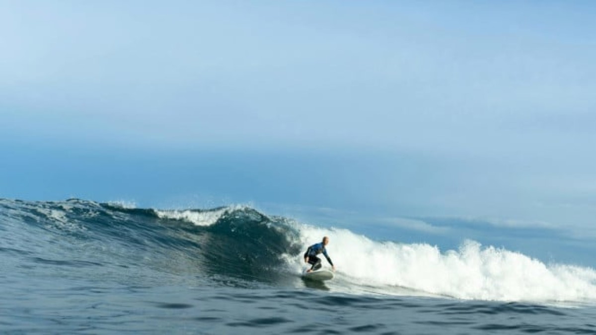 Menaklukkan Ombak Ekstrem: 5 Spot Surfing Terbaik di Indonesia untuk Para Peselancar Berani