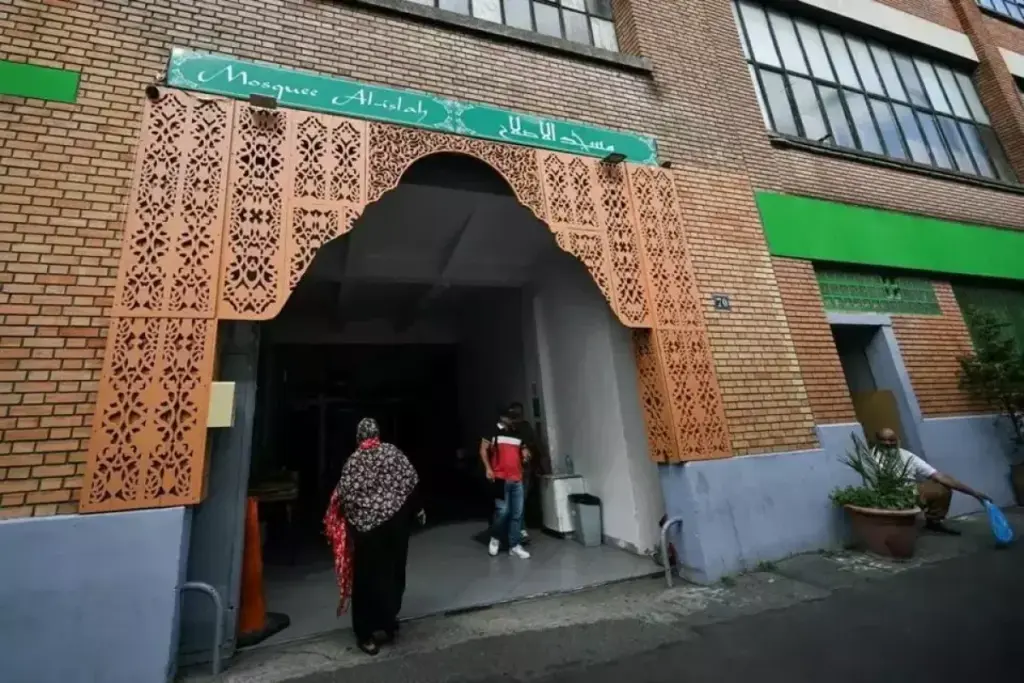 Kepala Babi Ditemukan di Depan Masjid Paris, Macron Langsung Turun Tangan