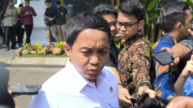 Klarifikasi Raja Juli Usai Viral Foto Main Domino Bareng Pembalak Liar