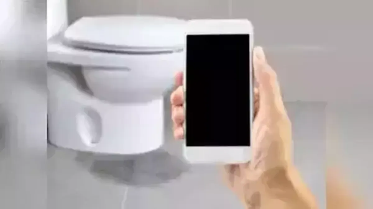 Main Ponsel di Toilet Picu Risiko Ambeien Naik 46 Persen, Waspada! Main Ponsel di Toilet Picu Risiko Ambeien Naik 46 Persen, Waspada!