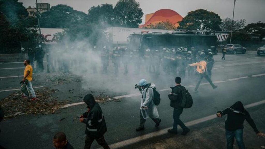 Fakta & Risiko Paparan Gas Air Mata: Dampak, Pencegahan, dan Cara Penanganan Tepat