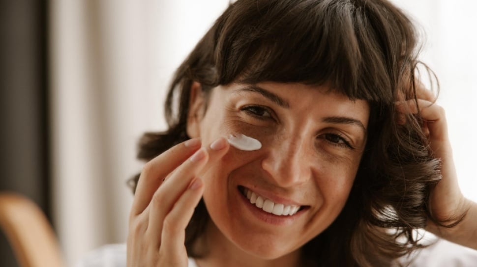 6 Sunscreen SPF 30 Terbaik untuk Usia 40+: Lawan Flek Hitam & Garis Halus Efektif!