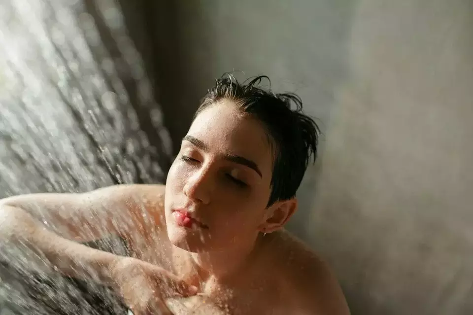 Awas! Sering Mandi Bisa Rusak Kulit, Begini Cara Mandi Sehat yang Tepat