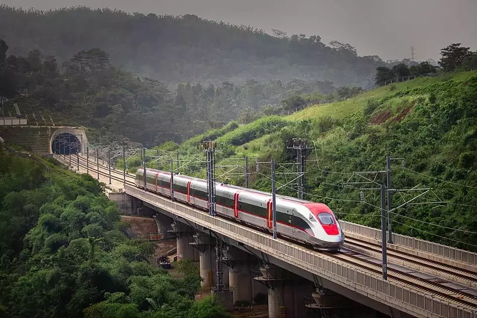 Nasib Kereta Cepat Jakarta-Surabaya Terkendala Polemik Utang Whoosh