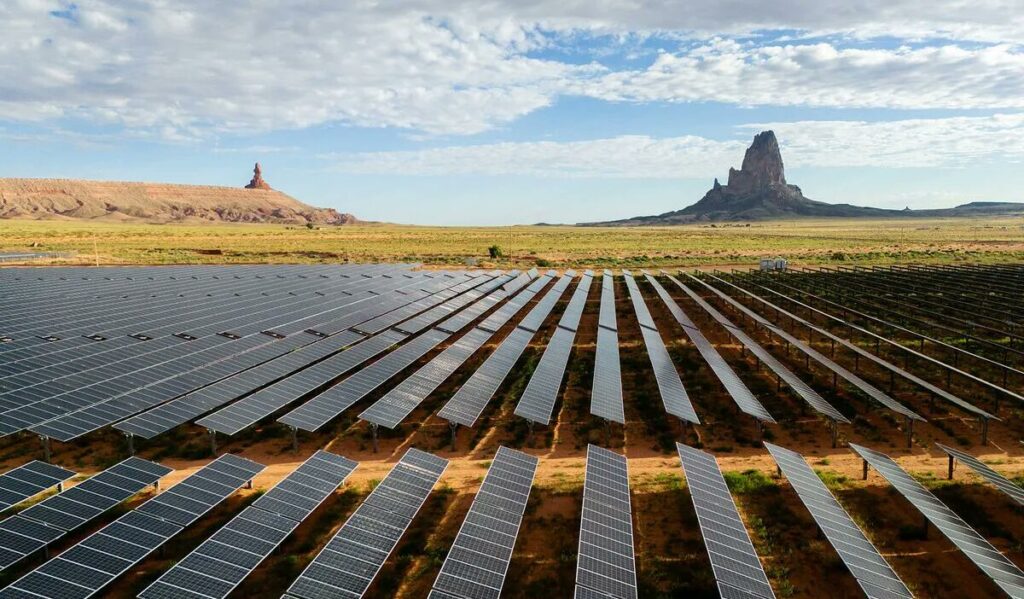 Trump Batalkan Proyek Energi Surya Terbesar di AS, Picu Protes Lintas Partai