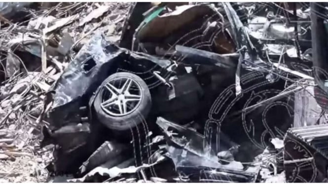 Remuk, Mobil Mewah Mercy Tertimpa Reruntuhan di Rumah Pengasuh Ponpes Al Khoziny