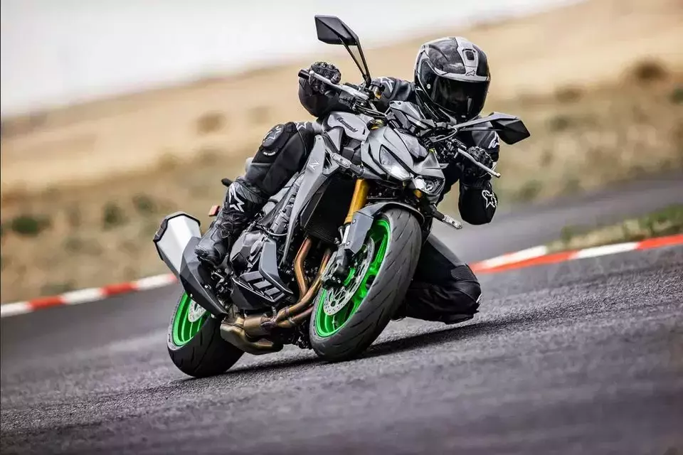 Kawasaki Z1100 SE: Motor Supernaked Berteknologi Canggih yang Wajib Kamu Ketahui!