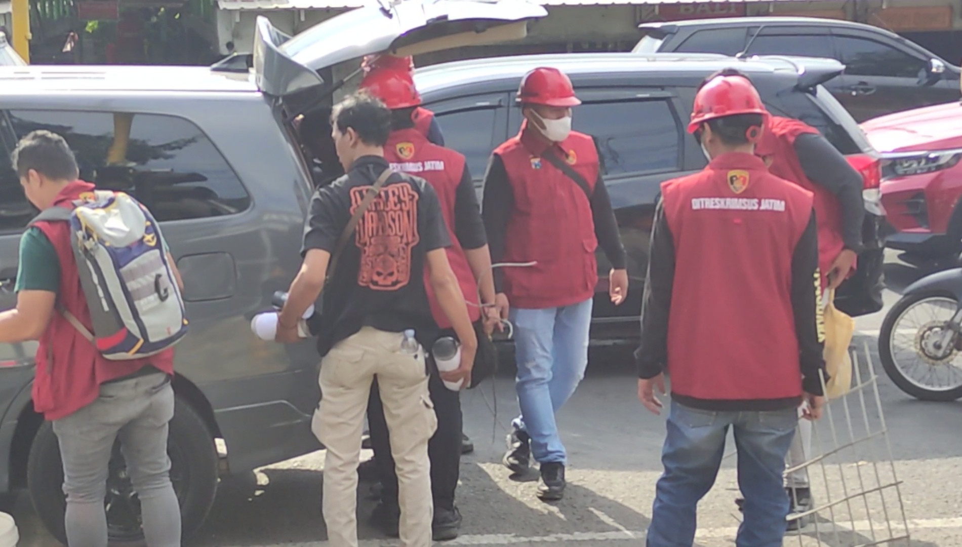 Tim Ditreskrimum Polda Jatim Bawa Barang Bukti dari Ponpes Al Khoziny untuk Penyidikan Tim Ditreskrimum Polda Jatim Bawa Barang Bukti dari Ponpes Al Khoziny untuk Penyidikan