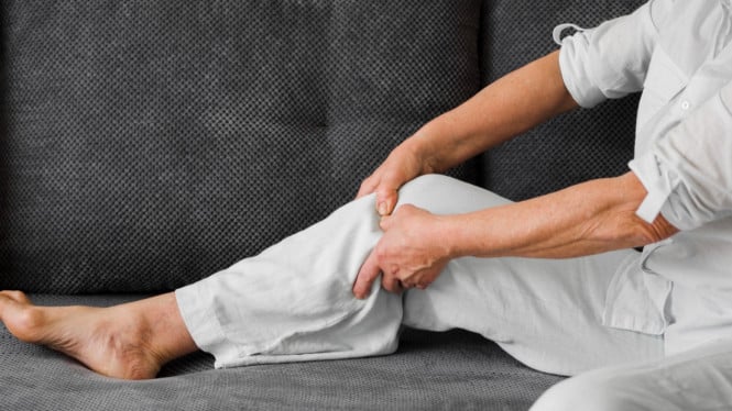 Hei Wanita, Waspada! Ini Penyebab Nyeri Kaki Malam Hari yang Sering Diabaikan Banyak Orang