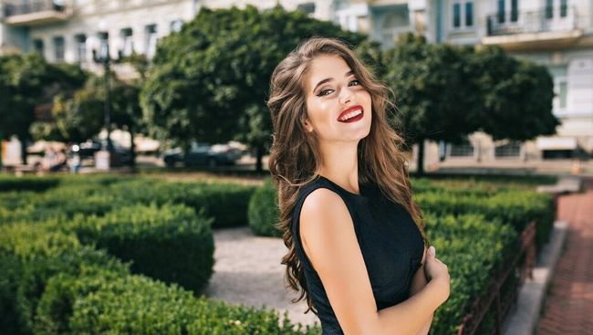 7 Ciri Perempuan Memesona yang Sering Tak Disadari, Nomor 4 Bikin Terpukau!