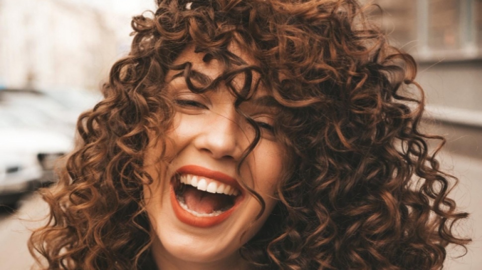 Bukan Cuma Produk, Ini Cara Efektif Atasi Rambut Curly yang Mudah Frizz dan Kusut