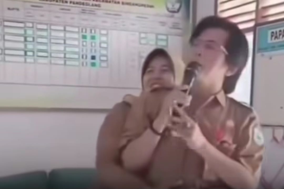 Viral Video Kepsek & Guru SD di Pandeglang Karaoke Saat Jam Belajar, Smart TV Bantuan Presiden