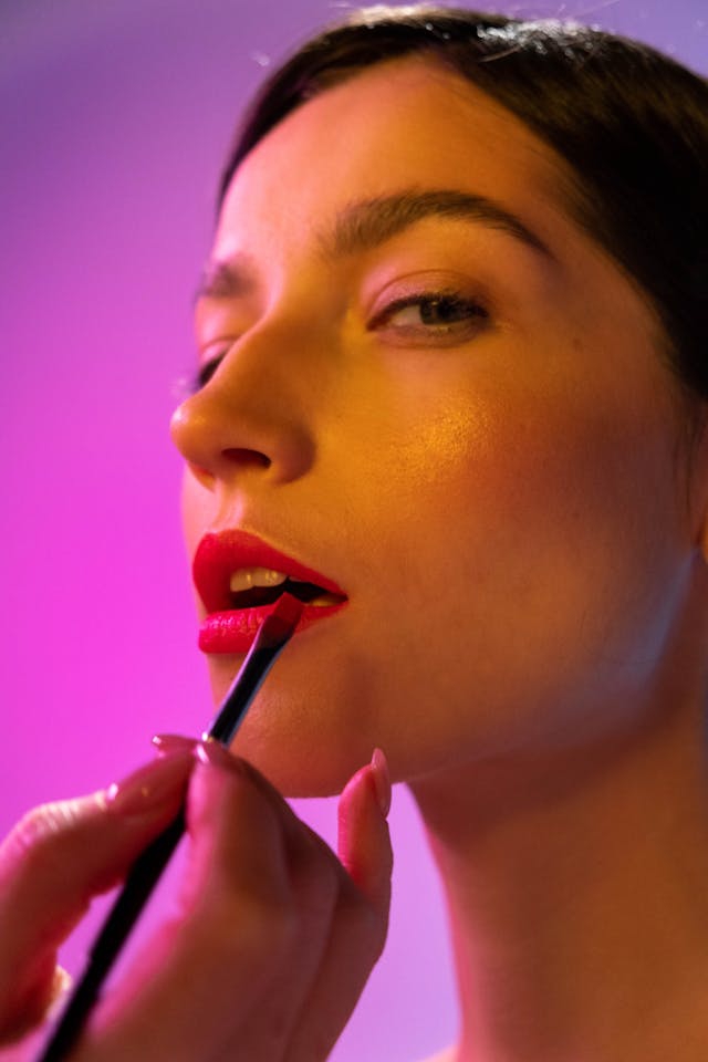 7 Rekomendasi Lipstik Melembapkan untuk Atasi Bibir Kering, Tahan Lama dan Nyaman Dipakai