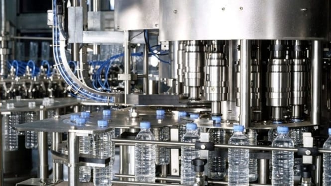 Perusahaan AMDK Klaim Terapkan Teknologi Produksi Otomatis Tanpa Sentuhan Manusia