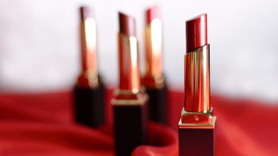 5 Rekomendasi Lipstik Glossy Tahan Lama Sembunyikan Bibir Pucat, Harga Mulai Rp20 Ribuan