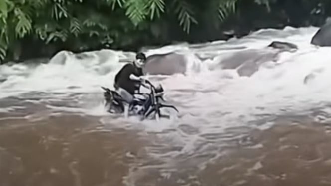 Motor Pemuda Tersambar Arus Saat Tantang Alam, Ini Kronologi Kejadian Lengkap