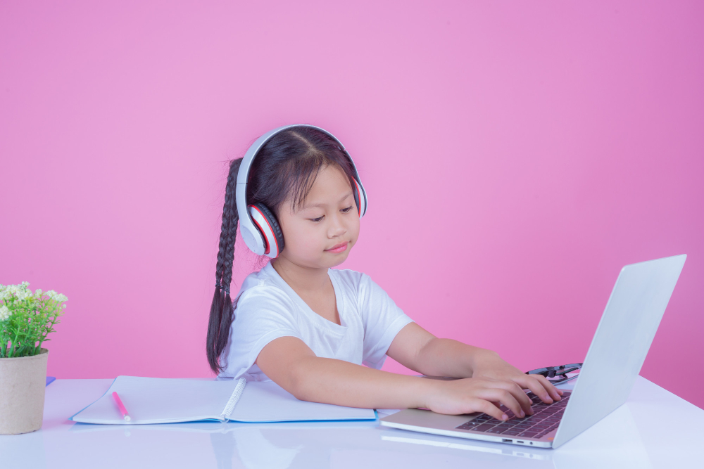 6 Rekomendasi Laptop Terbaik untuk Anak SD, Harga Mulai 2 Jutaan menurut Mommies Daily