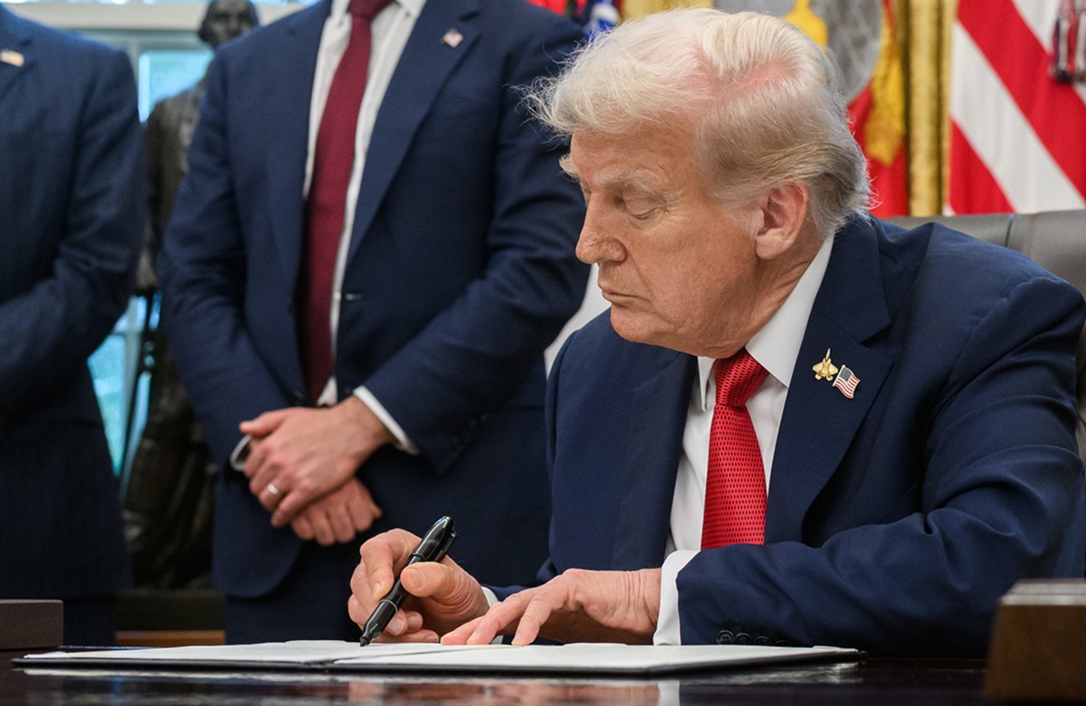 Trump Teken RUU Publikasi Berkas Epstein, Respons atas Desakan Publik Meningkat Trump Teken RUU Publikasi Berkas Epstein, Respons atas Desakan Publik Meningkat